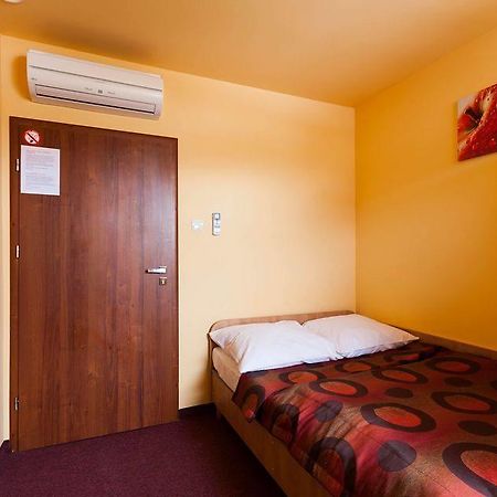 Hotel Paola Кутно Экстерьер фото