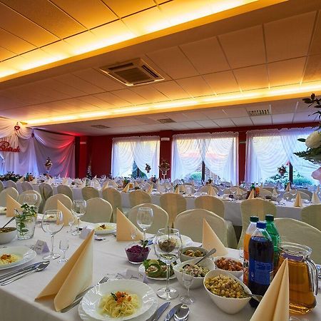 Hotel Paola Кутно Экстерьер фото