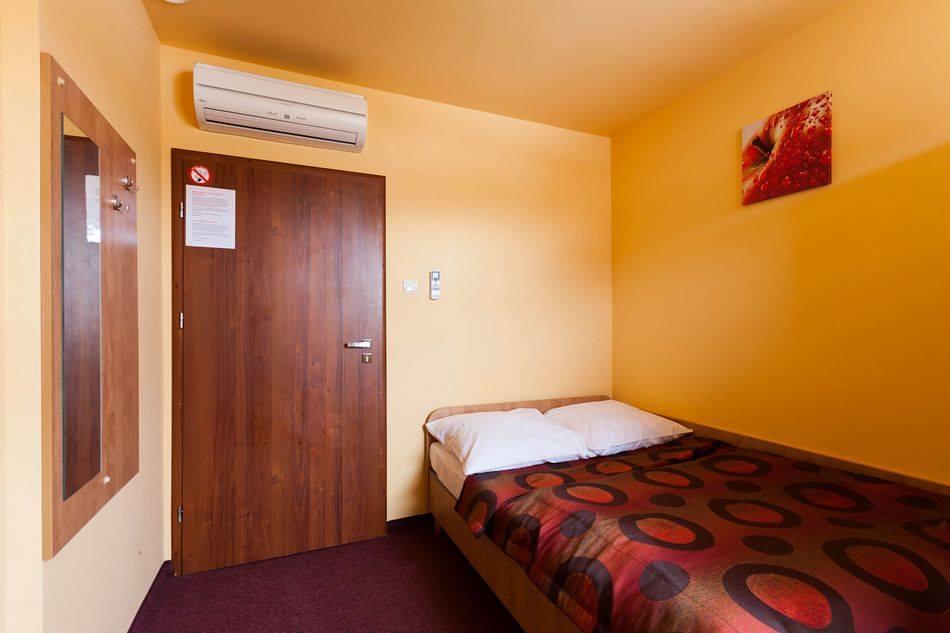 Hotel Paola Кутно Экстерьер фото