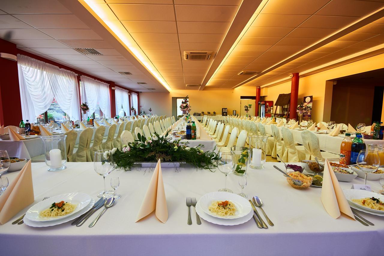 Hotel Paola Кутно Экстерьер фото