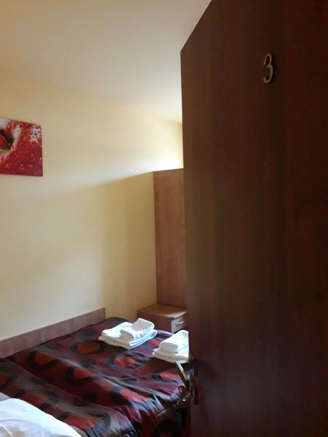 Hotel Paola Кутно Экстерьер фото